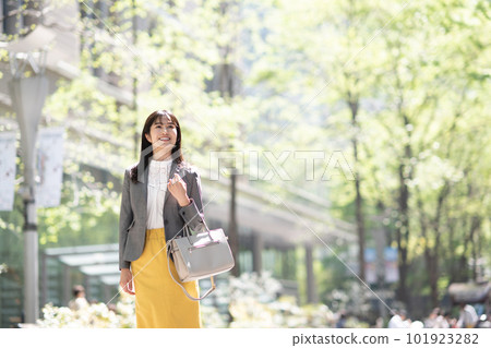 走在城市的女實業家 101923282