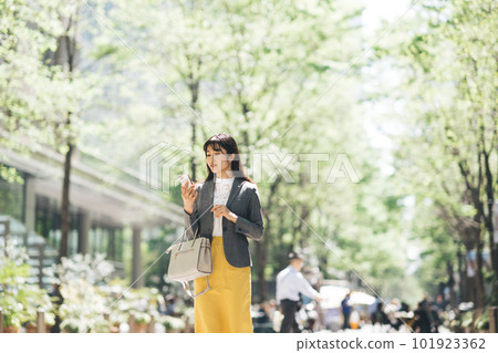Business woman watching smaho 101923362