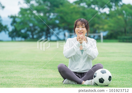 一位日本女性是足球迷和支持者,她像祈禱一樣歡呼 一位日本女性是足球迷和支持者,她像祈禱一樣歡呼 101923712