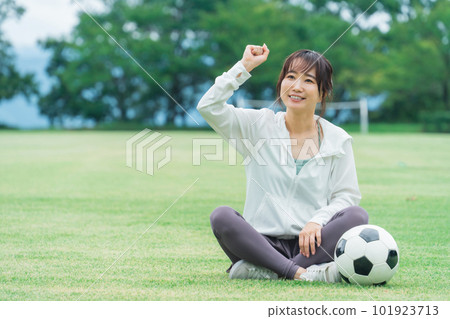 一位日本女性，她是足球迷和支持者，在足球比賽中獲勝並擺出勇敢的姿勢 101923713