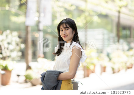 走在城市的一位小姐 走在城市的一位小姐 101923775