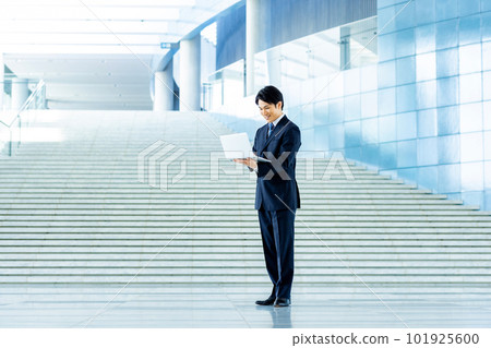 與便攜式計算機的一個商人 101925600