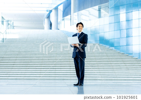 與便攜式計算機的一個商人 101925601