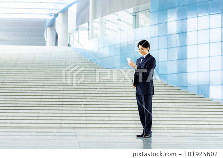 與智能手機的一個商人 101925602