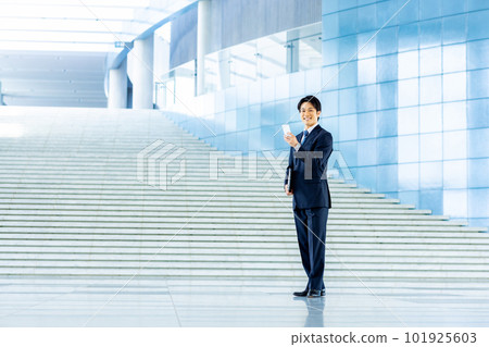 與智能手機的一個商人 101925603