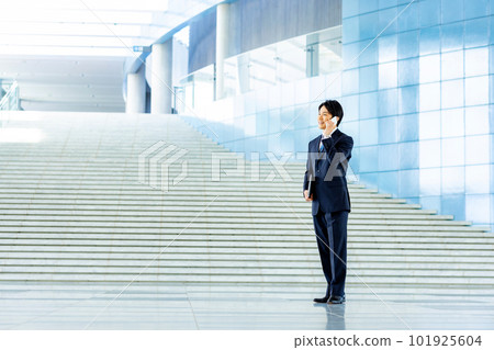 與智能手機的一個商人 101925604