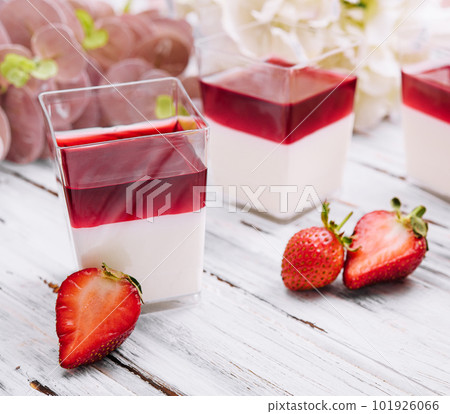 Panna cotta with jelly strawberries, italian dessert 101926066