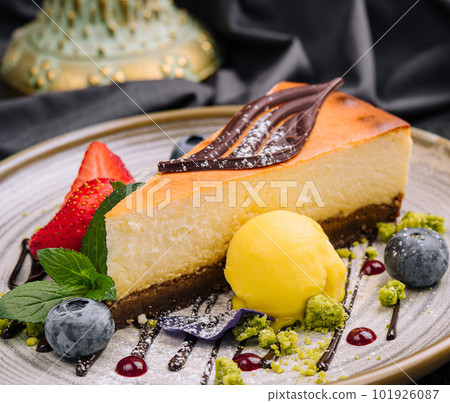 vanilla cheesecake with chocolate and berries 101926087