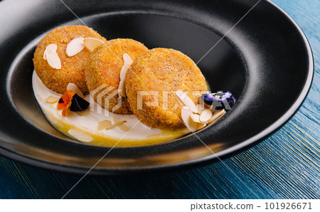 Crumbly cottage cheese and almond cookies Crumbly cottage cheese and almond cookies 101926671
