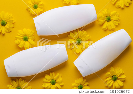 Bottle of Mockup cosmetic products with chamomile flowers Bottle of Mockup cosmetic products with chamomile flowers 101926672