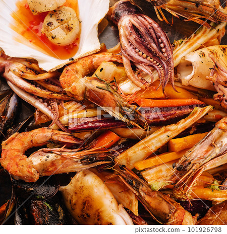 fresh shrimp, scampi, mussels, squid, octopus and scallops 101926798