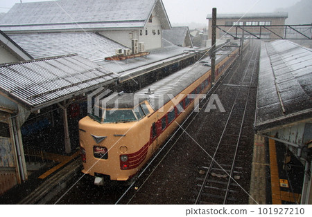 JR West 381 series limited express "Hashidate" parked at the platform in snowfall JR West 381 series limited express "Hashidate" parked at the platform in snowfall 101927210