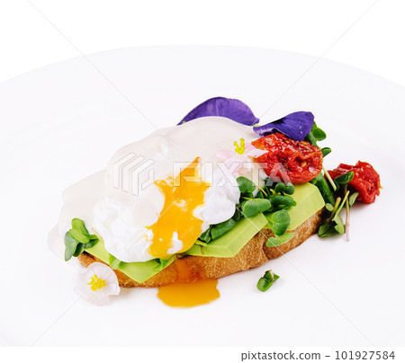 toast with avocado and poached egg 101927584