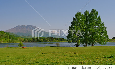 信州飯綱町 從清泉寺湖的綠意中眺望黑姬山和妙高山 信州飯綱町 從清泉寺湖的綠意中眺望黑姬山和妙高山 101927932