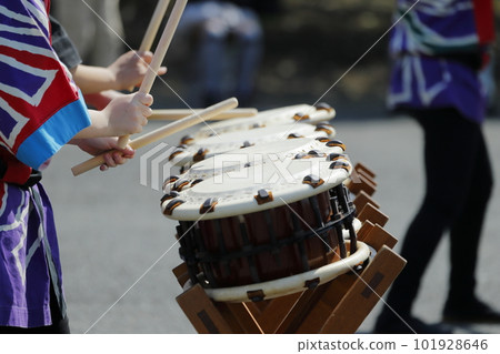Women playing small drums at a festival 101928646