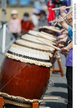 婦女們在節日里打大鼓 101928814