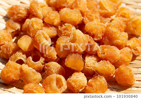 Dried longan in bamboo weave plate 101930840