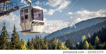 gondola ski lift in mountain ski resort, green forest 101931574