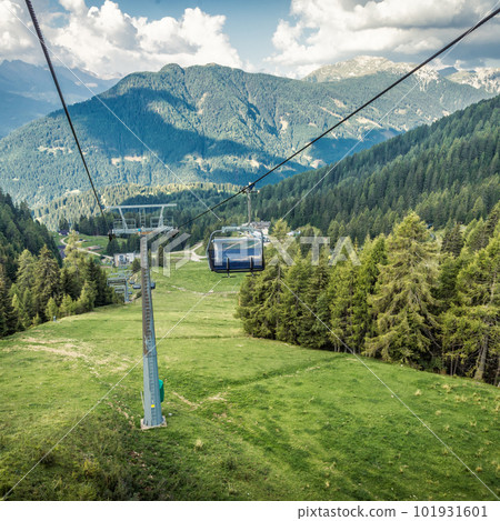 gondola ski lift in mountain ski resort, green forest gondola ski lift in mountain ski resort, green forest 101931601