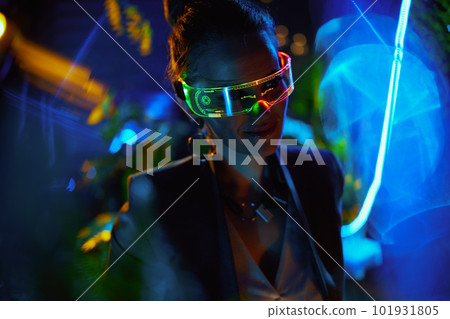 Silhouette of modern business woman in metaverse 101931805