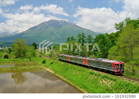 Shinshu Shinano-machi The Kita-Shinano Line train running against Mt. Kurohime shines in the fresh greenery (between Kurohime Station and Furuma Station) 101932090