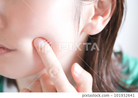 女性臉頰護膚形象 101932641