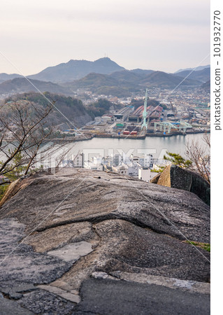 陽光明媚的早晨,從千光寺公園的鼓岩眺望尾道海峽(廣島縣尾道市) 陽光明媚的早晨,從千光寺公園的鼓岩眺望尾道海峽(廣島縣尾道市) 101932770