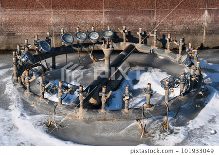 equipment with pipes and taps with illumination in an empty fountain in winter equipment with pipes and taps with illumination in an empty fountain in winter 101933049
