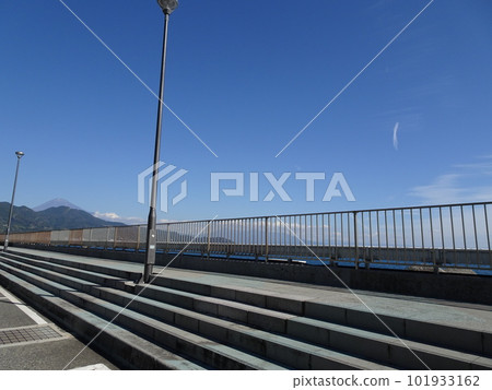 Fuji and Suruga Bay seen from the Yui parking area in Shizuoka on the outbound line of the Tomei Expressway 101933162