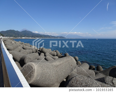 Fuji and Suruga Bay seen from the Yui parking area in Shizuoka on the outbound line of the Tomei Expressway 101933165