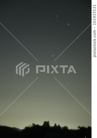 在北斗市長坂町東南部的夜空中升起的心宿二(天蠍座) 在北斗市長坂町東南部的夜空中升起的心宿二(天蠍座) 101933531