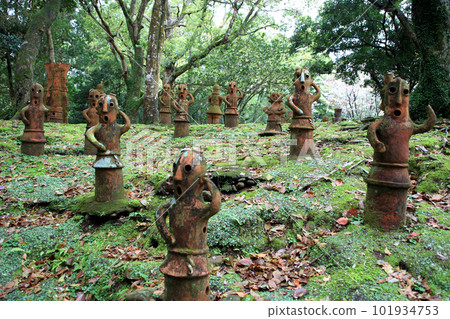 Miyazaki Prefectural Heiwadai Park "Haniwaen" in the green forest 101934753