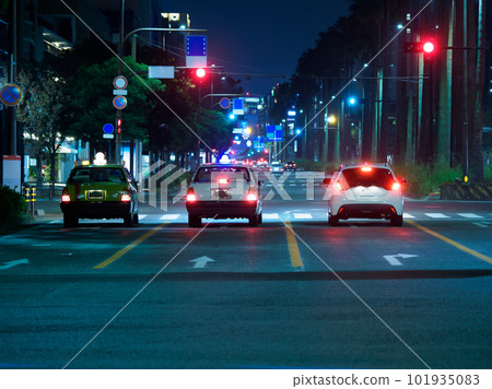 晚上在城市的大馬路上行駛的汽車 101935083