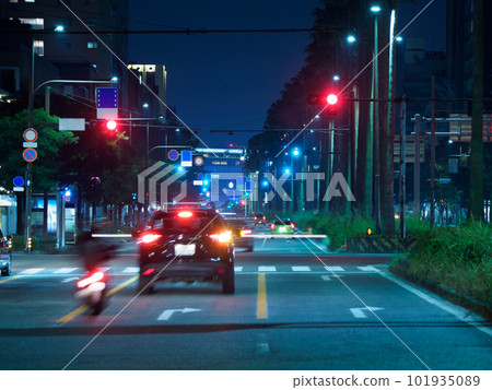 晚上在城市的大馬路上行駛的汽車 101935089