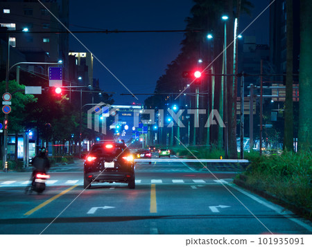 晚上在城市的大馬路上行駛的汽車 101935091
