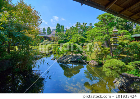 View of the garden (Suikeien) from the large corridor of Taishakuten (Daikyoji Temple) at Shibamata 7-chome, Katsushika-ku, Tokyo View of the garden (Suikeien) from the large corridor of Taishakuten (Daikyoji Temple) at Shibamata 7-chome, Katsushika-ku, Tokyo 101935424