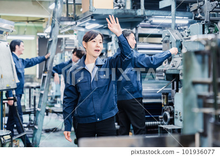 在工廠揮手的女工 在工廠揮手的女工 101936077