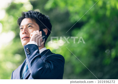 商人在大自然中交談 101936272