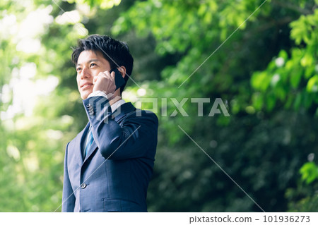 商人在大自然中交談 101936273