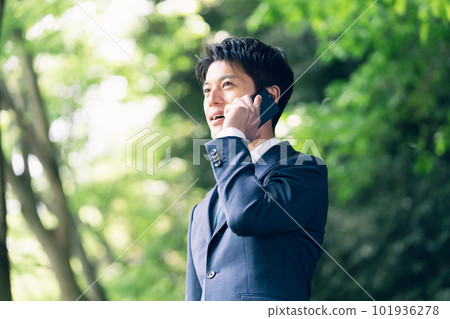 商人在大自然中交談 101936278