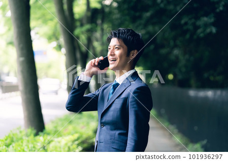 商人在大自然中交談 101936297