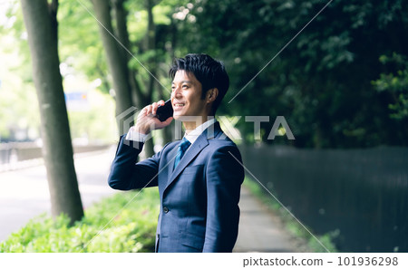 商人在大自然中交談 101936298