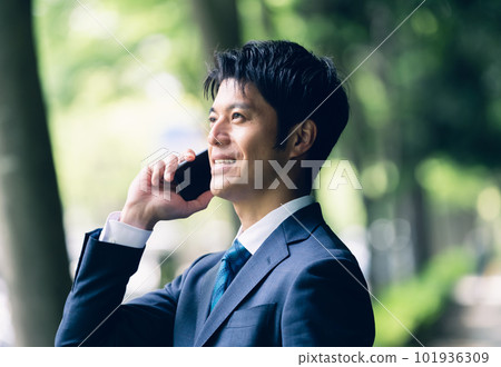 商人在大自然中交談 101936309