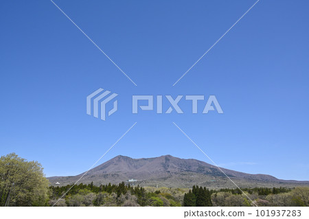 Scenery of Nasunogahara and Nasu mountain range 101937283