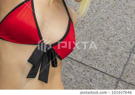 一個穿著紅色比基尼泳裝的女人的兩個乳房 一個穿著紅色比基尼泳裝的女人的兩個乳房 101937646