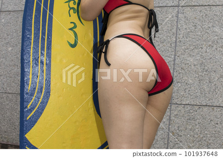 紅色泳裝女人的美臀 紅色泳裝女人的美臀 101937648