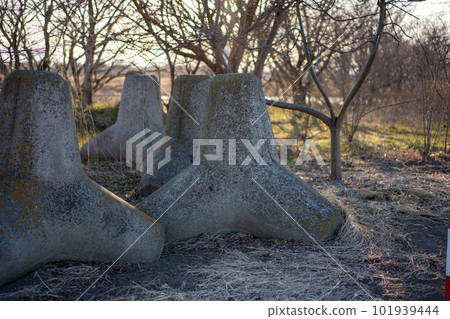 Wave-eliminating block 101939444