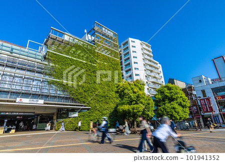 東京都市風景在日本夏日。俯瞰東急鐵道大岡山站和東急醫院附屬的車站大樓 東京都市風景在日本夏日。俯瞰東急鐵道大岡山站和東急醫院附屬的車站大樓 101941352