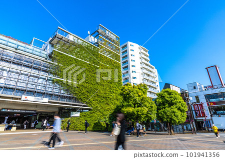 東京都市風景在日本夏日。俯瞰東急鐵道大岡山站和東急醫院附屬的車站大樓 101941356
