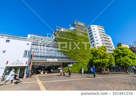 東京都市風景在日本夏日。俯瞰東急鐵道大岡山站和東急醫院附屬的車站大樓 東京都市風景在日本夏日。俯瞰東急鐵道大岡山站和東急醫院附屬的車站大樓 101941358